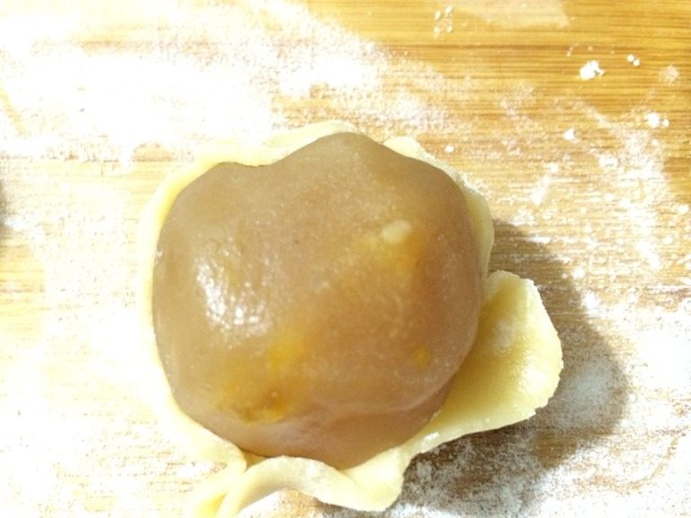 广式月饼,轻轻包裹在馅料外面