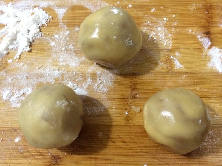 广式月饼,揉圆，轻轻滚上一些面粉防粘