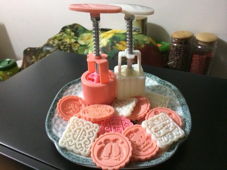 广式月饼,选择喜欢的模具，安装印花片
