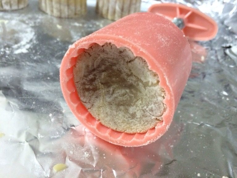 广式月饼,烤盘上铺锡纸