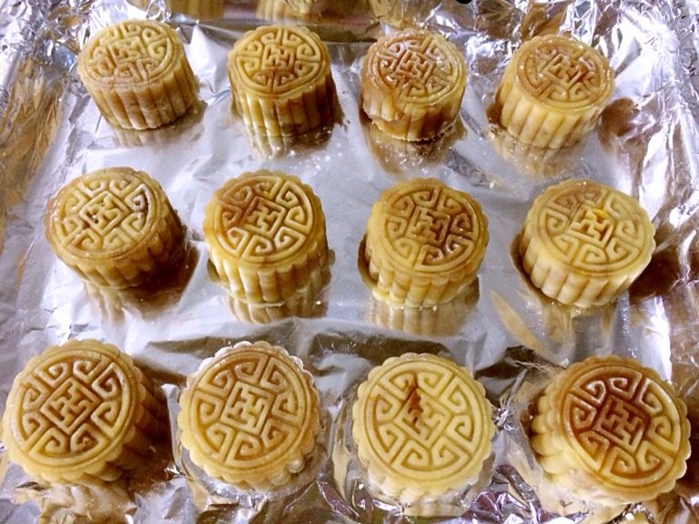 广式月饼,配上一些纯净水，放入烤箱200度中层烤5分钟