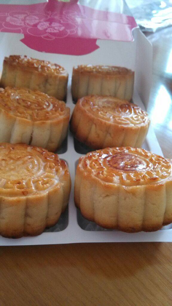 广式蛋黄莲蓉月饼