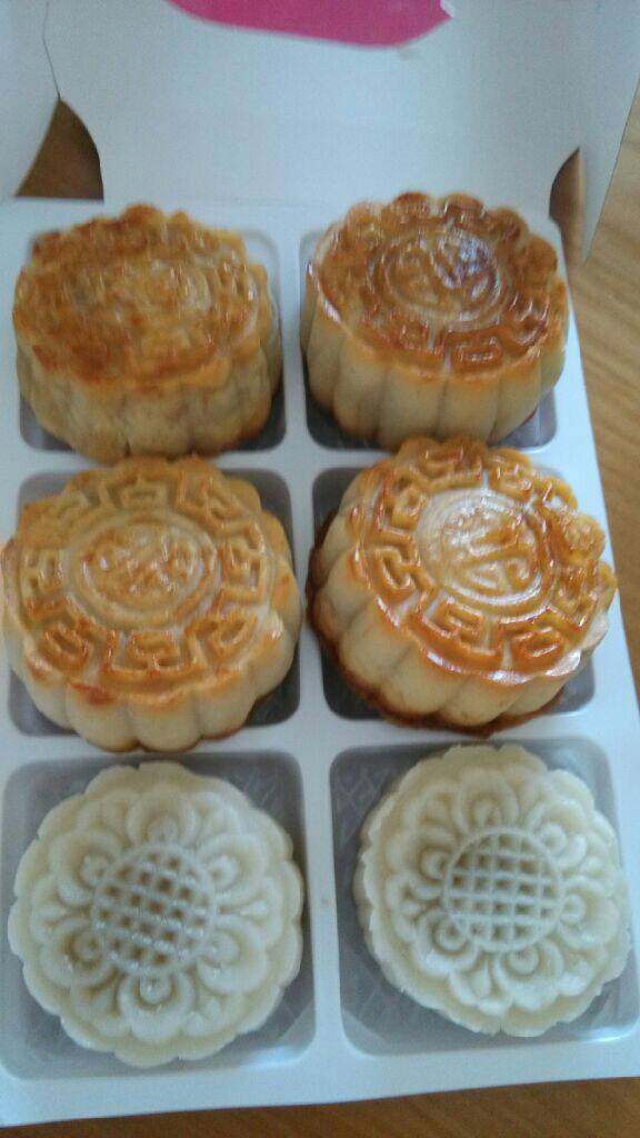 广式蛋黄莲蓉月饼,这是一天后的月饼,已经回油的很有食欲了。
