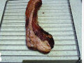 红酒焙肉 ,烤箱预热180°,猪颈肉放烤网上入烤箱,转160°,烤40分钟,翻面烤30分钟