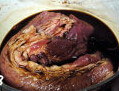红酒焙肉 ,浸泡好的猪颈肉,加入<a style='color:red;display:inline-block;' href='/shicai/ 13418'>红酒</a>、白糖、老抽、盐,调匀