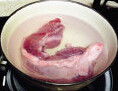 红酒焙肉 ,猪颈肉洗净,整块放清水里浸泡30分钟