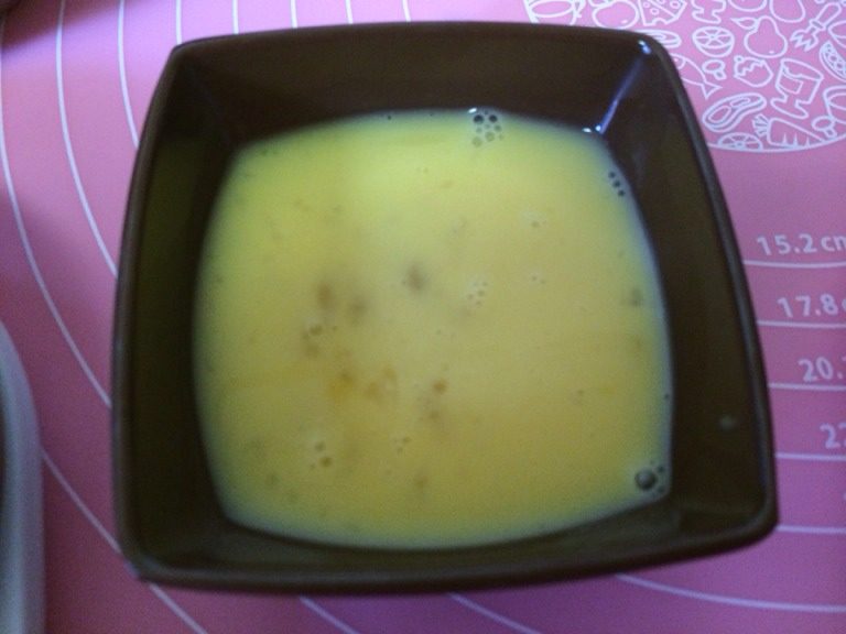 法式奶酪蔓月莓月饼,简单搅拌<a style='color:red;display:inline-block;' href='/shicai/ 9'><a style='color:red;display:inline-block;' href='/shicai/ 9'>鸡蛋</a></a>液
