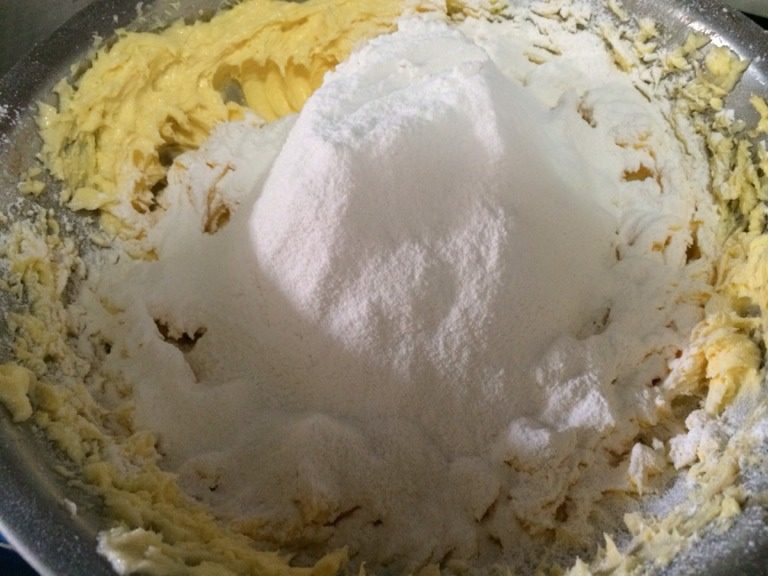 法式奶酪蔓月莓月饼,筛入低粉和盐用刮刀翻拌均匀