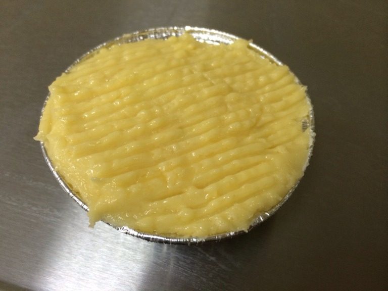 法式奶酪蔓月莓月饼,用叉子划出花纹