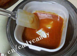 奶油焦糖乳酪蛋糕,鲜奶油放微波炉加热后,倒入步骤1拌均匀放入凉水中冷却