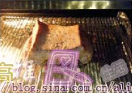 脆皮烧肉,烤箱220度预热,将五花肉放在上层烤大约6-8分钟,烤至猪皮成芝麻皮,改放中层180度,烤60分钟,取出待凉,斩件