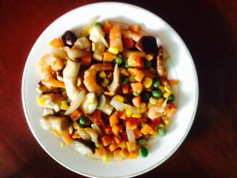 培根蘑菇海鲜披萨,如图把披萨里料先用<a style='color:red;display:inline-block;' href='/shicai/ 887'>黄油</a>炒好