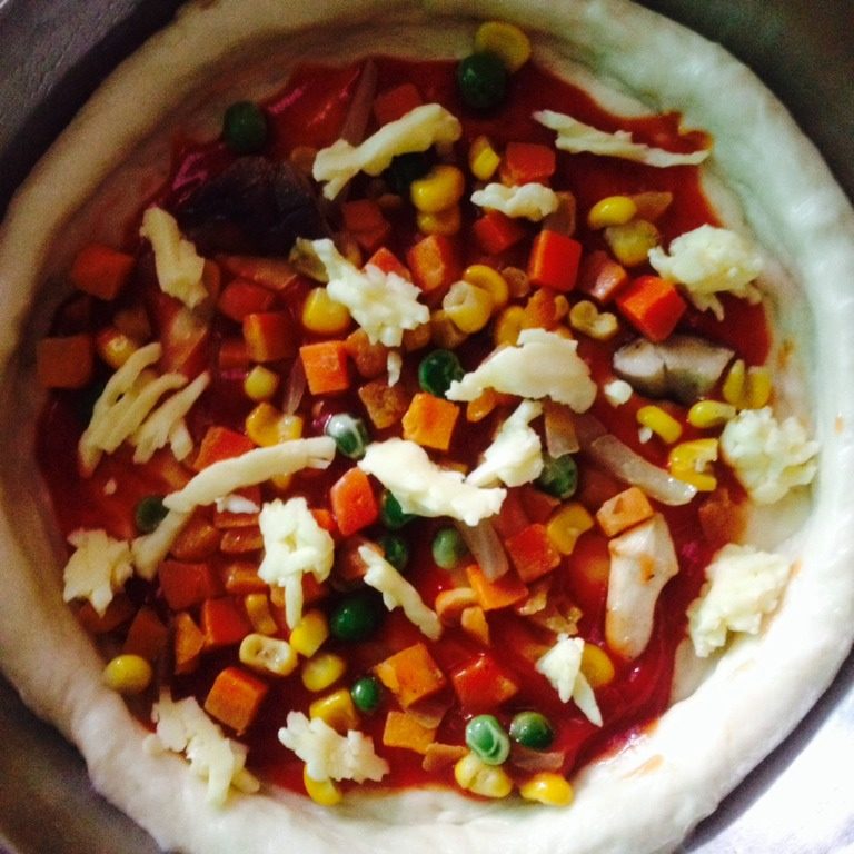 培根蘑菇海鲜披萨,如图，把炒好的里料倒进去再加<a style='color:red;display:inline-block;' href='/shicai/ 61855'>马苏里拉芝士</a>，喜欢芝士可以多加