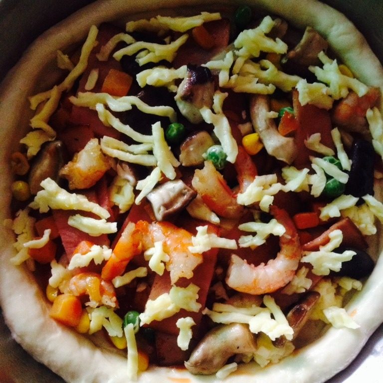 培根蘑菇海鲜披萨,加入<a style='color:red;display:inline-block;' href='/shicai/ 287'>虾仁</a>跟<a style='color:red;display:inline-block;' href='/shicai/ 443'>培根</a>再加芝士