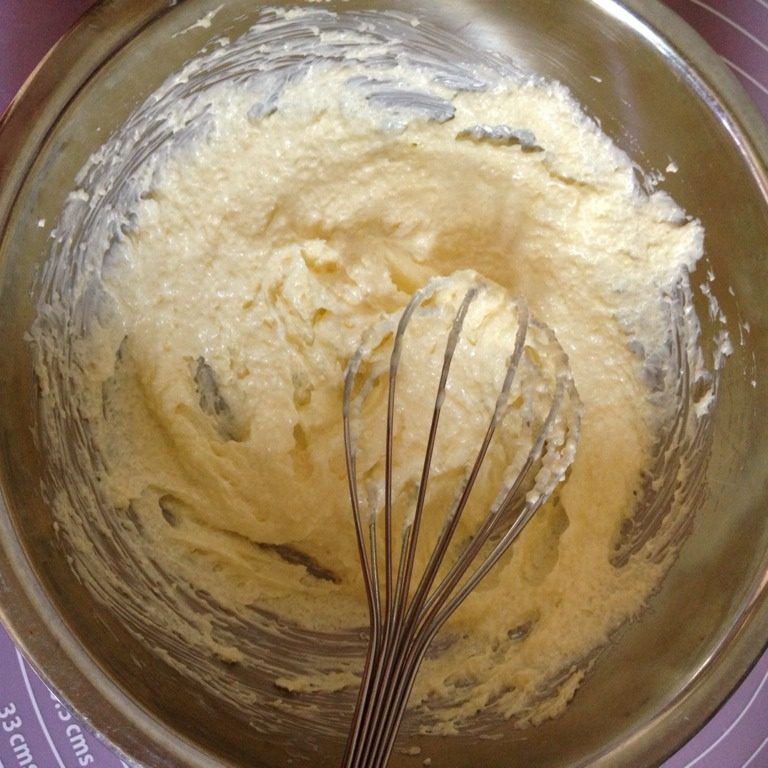 奶黄冰皮月饼,黃油室温软化,搅打顺滑加入细砂糖,顺一个方向搅打均匀