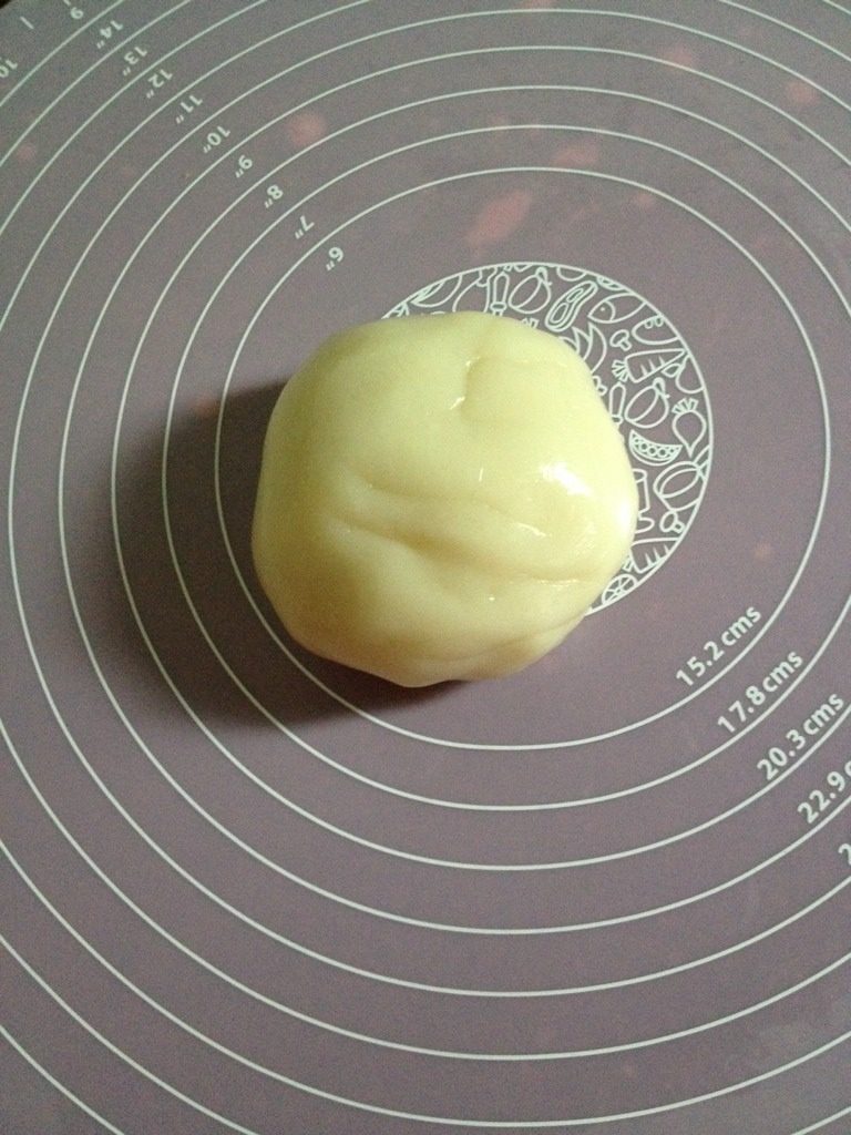 奶黄冰皮月饼,蒸好的面糊趁热用筷子搅拌顺滑,再揉成面团待冷却,就是冰皮了