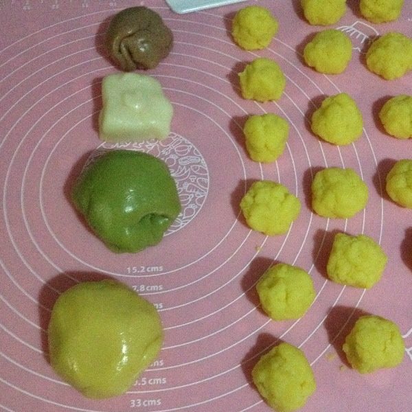 奶黄冰皮月饼,我分别加了抹茶粉、芒果粉、可可粉把面团揉匀(如果都做原味的话,这步可以省了)