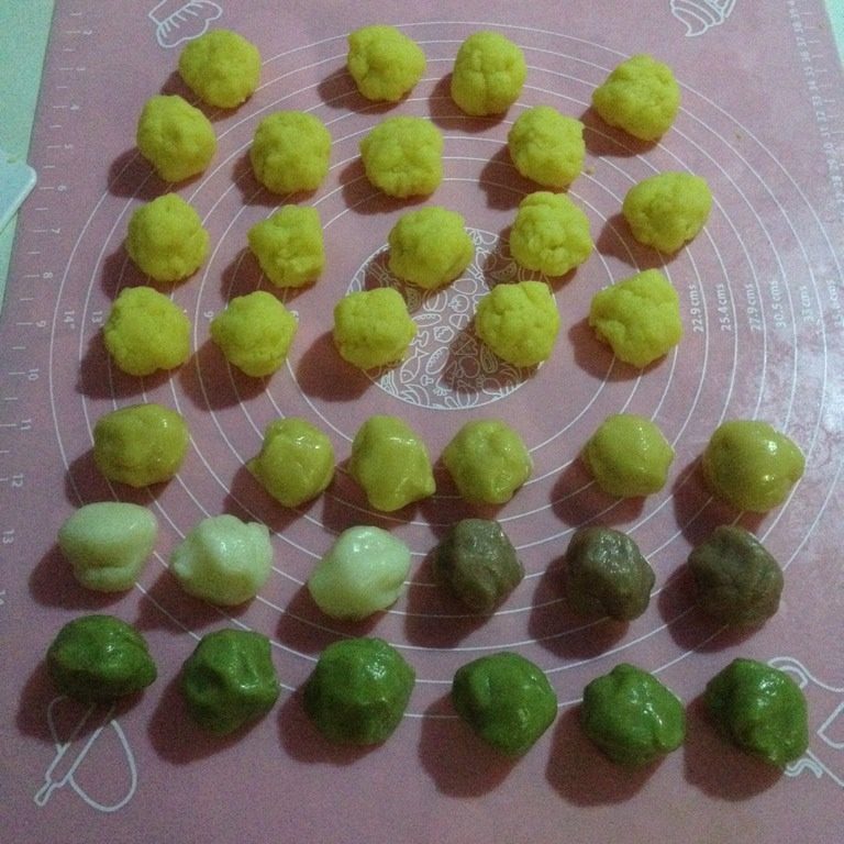 奶黄冰皮月饼,把馅分成25克一个,冰皮25克一个