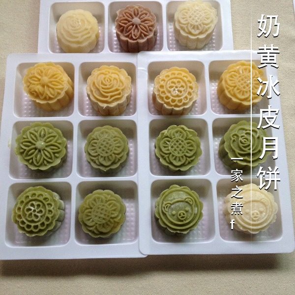 奶黄冰皮月饼,包好的冰皮月饼放入保鲜盒,放冰箱冷藏一夜后食用,口感最佳