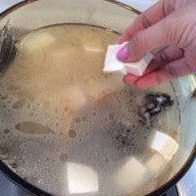 鲫鱼豆腐汤,鱼两面煎黄,倒入开水,大火烧滚,小心把豆腐放入锅里。(有时会把豆腐先用盐水煮一滚再捞出来,是为了去豆腥味和保持豆腐的形状,不容易散)