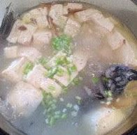 鲫鱼豆腐汤,豆腐放进锅后,大火烧滚,开小火,慢慢的煮,俗话说,千滚豆腐,万滚鱼,时间久了,鱼汤就会越来越白皙,鱼本身的鲜味也会吊出来。然后加入盐,盐最好每次少加点,多加几次,根据自己口味添加。快好的时候撒上香葱、香菜。