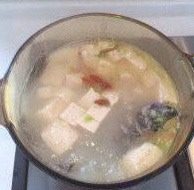 鲫鱼豆腐汤,放上枸杞。如果不够鲜,加一点点味精吊下就可以了。