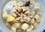 番茄牛腩猫耳朵,肉炖熟后加盐,<a style='color:red;display:inline-block;' href='/shicai/ 59'>番茄</a>去皮切块，<a style='color:red;display:inline-block;' href='/shicai/ 29'>洋葱</a>切块