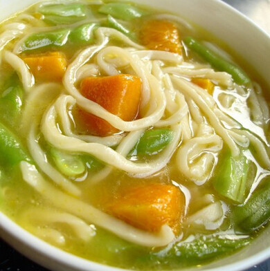 南瓜豆角汆面,面条煮熟后，加些盐就可以啦！