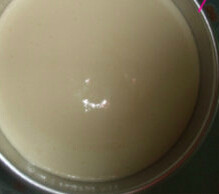 翻转菠萝酸奶蛋糕,把蛋糕糊倒入蛋糕模中，放在烤箱中层180°烘烤40分钟；倒扣脱模