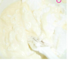 翻转菠萝酸奶蛋糕,蛋黄糊中分3次加入蛋白霜切拌均匀，成为蛋糕糊