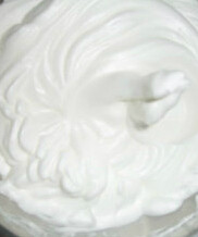 翻转菠萝酸奶蛋糕,蛋白用电动打蛋器打至粗泡，分3次加入40g砂糖打至硬性发泡，成为蛋白霜；