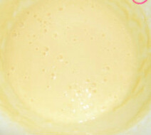 翻转菠萝酸奶蛋糕,蛋黄和酸奶搅拌均匀，再加入15g糖，过筛的低筋面粉拌匀，成为蛋黄糊