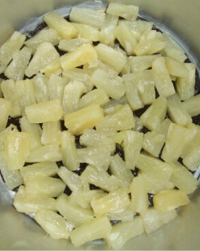 翻转菠萝酸奶蛋糕,用厨房纸把菠萝擦干水分，倒入红糖面上