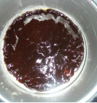 翻转菠萝酸奶蛋糕,在模具四周涂上一层黄油，把拌好的红糖铺在底部，抹平