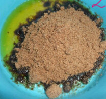 翻转菠萝酸奶蛋糕,黄油软化成液体，放入红糖，用橡皮刮刀混合拌匀