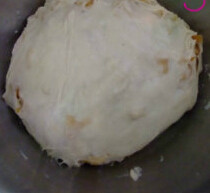 桂圆酒香吐司,把做法2的材料与材料C混合揉至光滑,加入无盐黄油20克揉至延展阶段,再加入沥干的桂圆肉揉匀