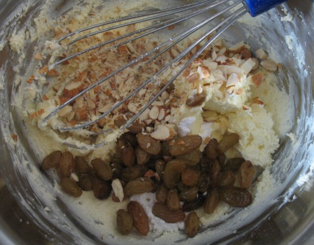 兰姆葡萄乳酪球 ,再依次放入糖粉、牛奶、兰姆葡萄、和坚果碎,充分搅拌均匀