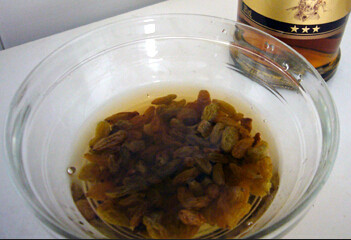 兰姆葡萄乳酪球 ,将葡萄干用热水稍微烫过,再用朗姆酒浸泡一夜