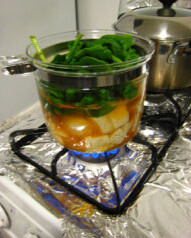 四色韩式海鲜锅 ,下入菠菜，略烫即可关火