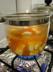 四色韩式海鲜锅 ,下入虾，加入辣椒酱调味