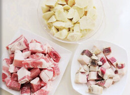 腌笃鲜,<a style='color:red;display:inline-block;' href='/shicai/ 426'>咸肉</a>浸水12小时后切小块。<a style='color:red;display:inline-block;' href='/shicai/ 428'>五花肉</a>切小块。<a style='color:red;display:inline-block;' href='/shicai/ 43'>冬笋</a>剥去外皮切滚刀块