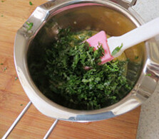 法式蒜香面包,把加盐的蒜蓉放入黄油里搅匀,再放入香芹碎搅匀