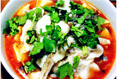 麻辣豆花鲻鱼,鱼片均匀地铺在豆腐上,撒上<a style='color:red;display:inline-block;' href='/shicai/ 131'>香菜</a>叶,锅内烧油至8成热,浇在鱼肉上即可