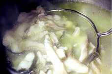 麻辣豆花鲻鱼,将腌制好的鱼片倒入煮沸的汤中,等变色后马上捞起