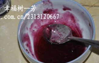 蓝莓山药,酱：<a style='color:red;display:inline-block;' href='/shicai/ 8575'>蓝莓果酱</a>两大勺放入碗中，再加入一勺<a style='color:red;display:inline-block;' href='/shicai/ 865'>蜂蜜</a>搅拌均匀即可