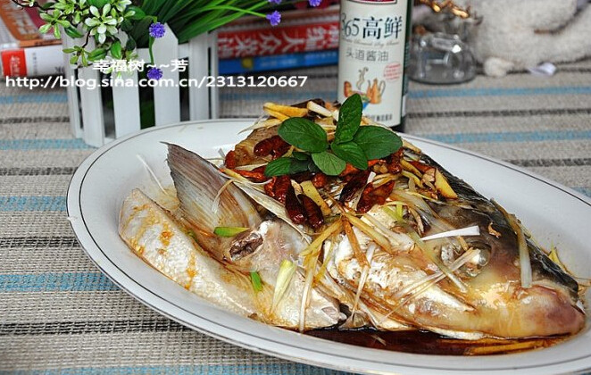 招牌鱼头,锅中倒入油大火烧热，瞬间倒在鱼头上即可