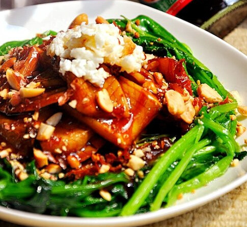 蚝油杏鲍菇,<a style='color:red;display:inline-block;' href='/shicai/ 117'>菠菜</a>围着杏鲍菇摆放一圈，把收好的汁淋在杏鲍菇上杏鲍菇