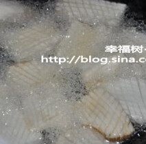 蚝油杏鲍菇,锅中倒入多一些的油，大火烧热将杏鲍菇炸成金黄捞出