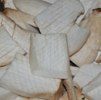 蚝油杏鲍菇,杏鲍菇切成大厚片，在表面轻轻切上花刀