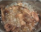 干煸兔肉,热油锅下码味过的兔肉过油,到表面稍稍呈现金黄色捞起沥干油